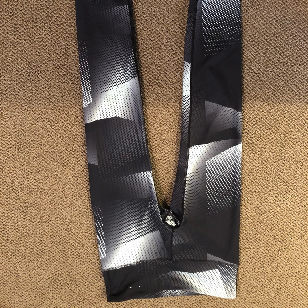 Gap fit leggings! Black and white